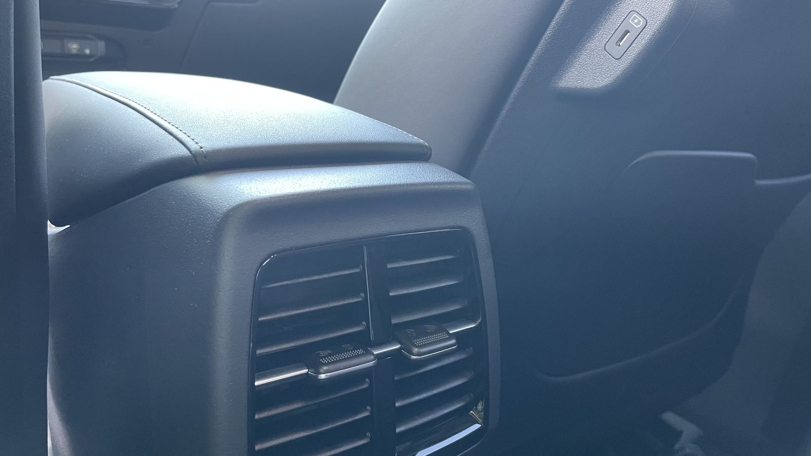 Hay abundantes recursos funcionales, como las salidas de aire posteriores, las bolsas en los enveses de los respaldos delanteros o, ahí mismo, las tomas USB.