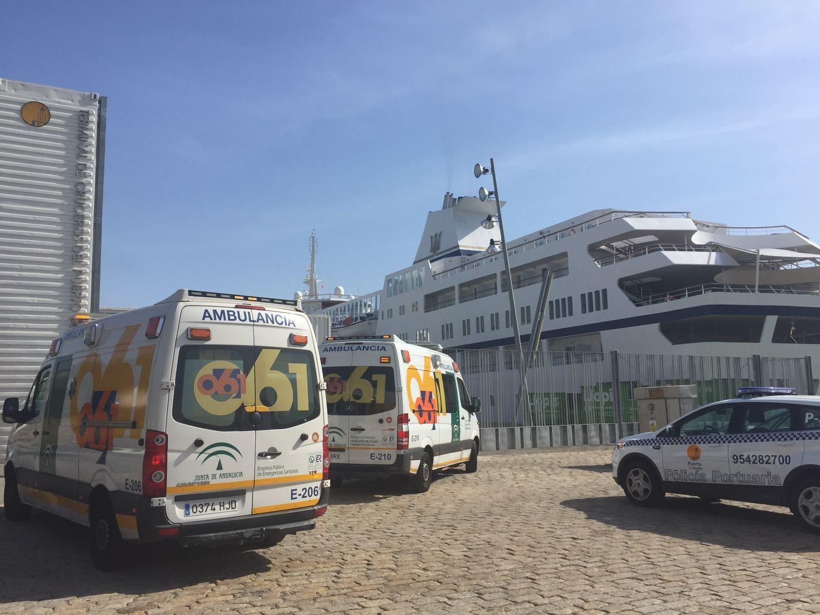 Dos ambulancias de 061, en la terminal de cruceros del Muelle de las Delicias