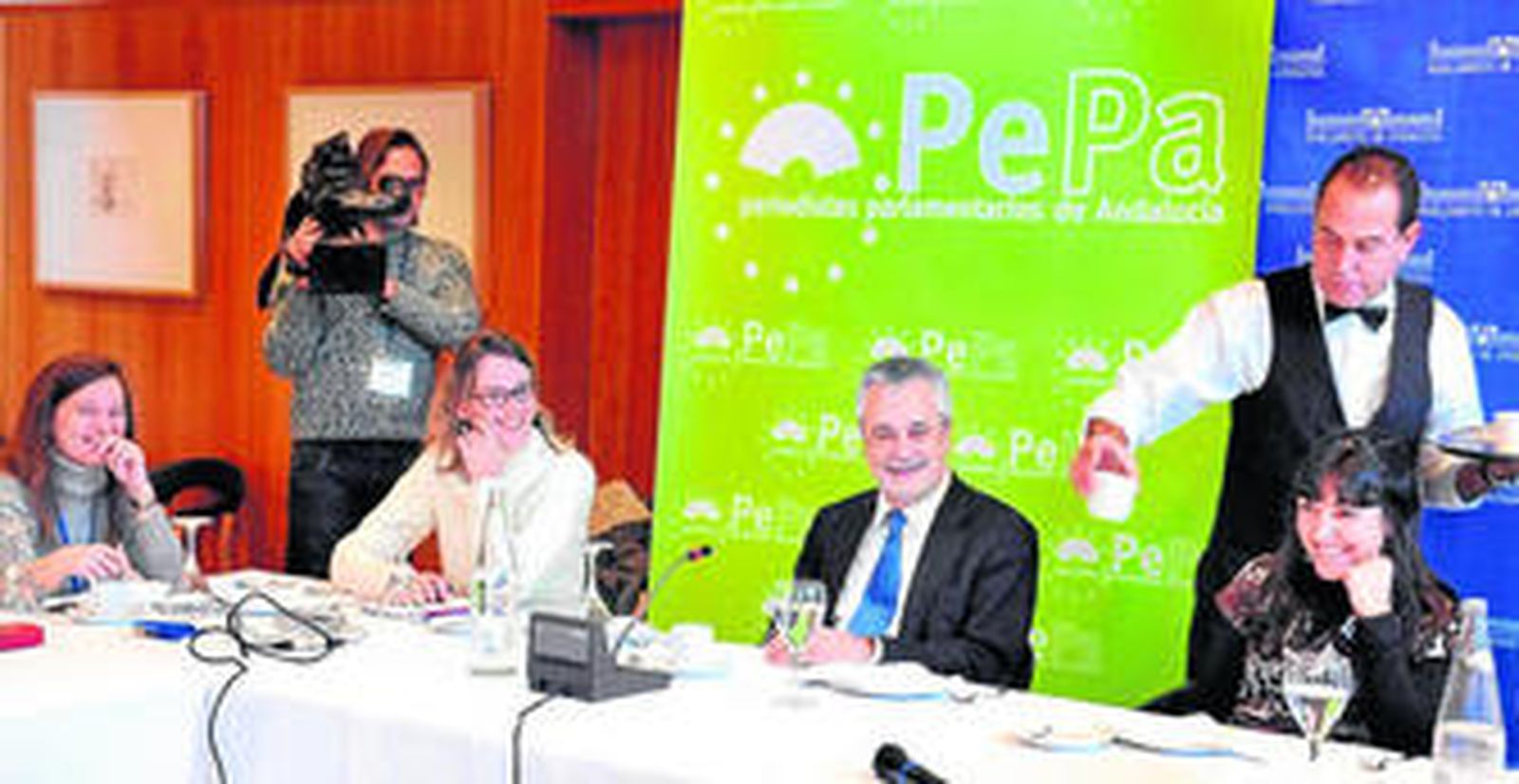 Griñán sonríe en el desayuno informativo organizado ayer por la asociación de Periodistas Parlamentarios de Andalucía.