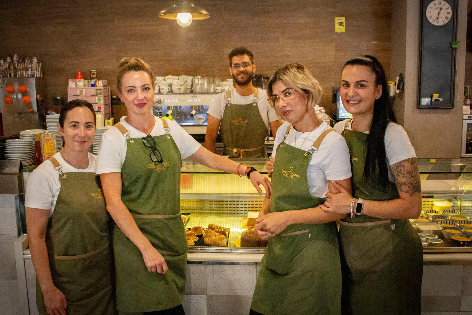 Mariló Anguita García, junto a una parte de su equipo de trabajadores.