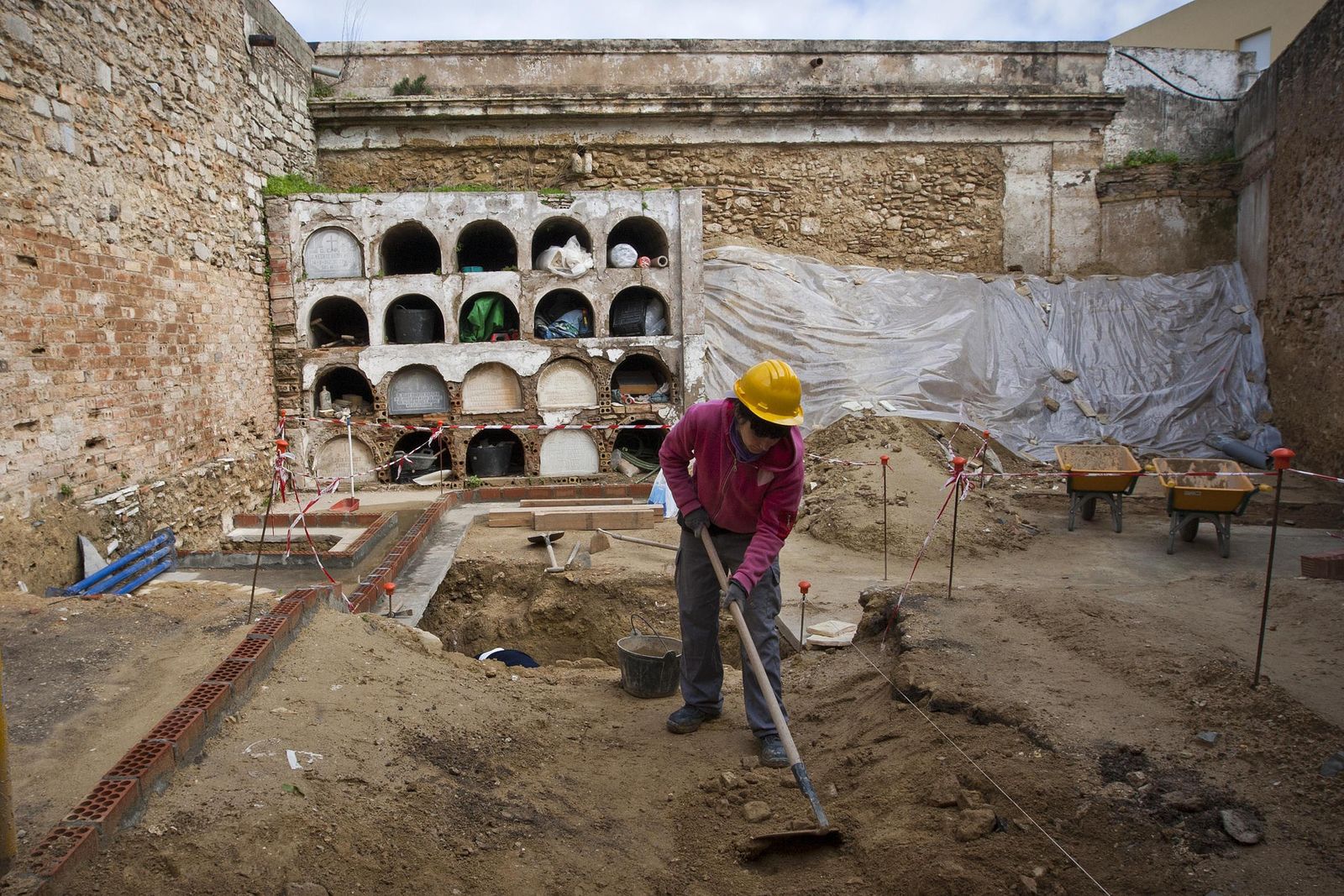 Excavaciones de Memoria Democrática en el cementerio isleño.