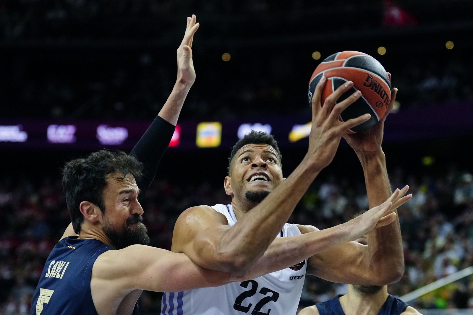 Sertac Santi trata de impedir la canasta de Walter Tavares.