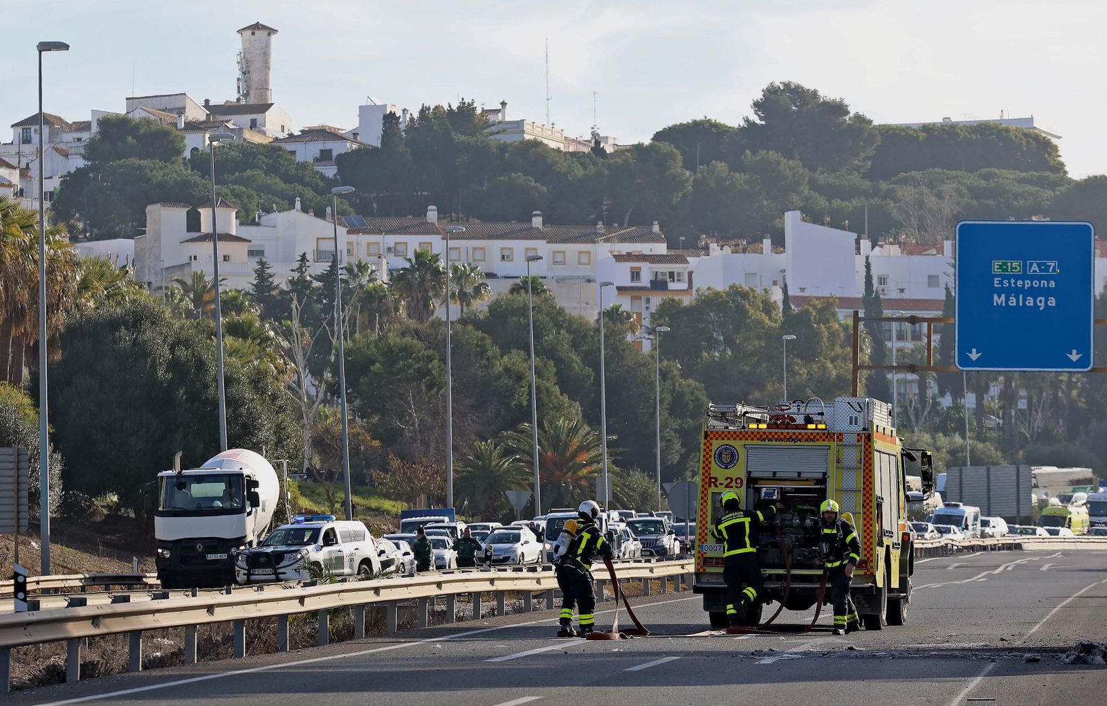 Imágenes del incendio de la grúa que colapsa de nuevo la A7