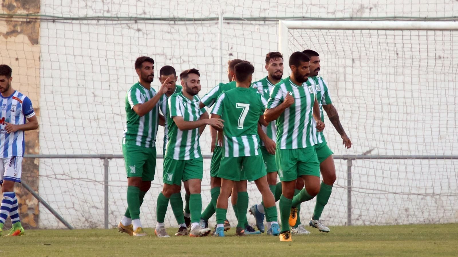 Los jugadores del Sanluqueño celebran uno de los goles. Los jugadores del Sanluqueño celebran uno de los goles.