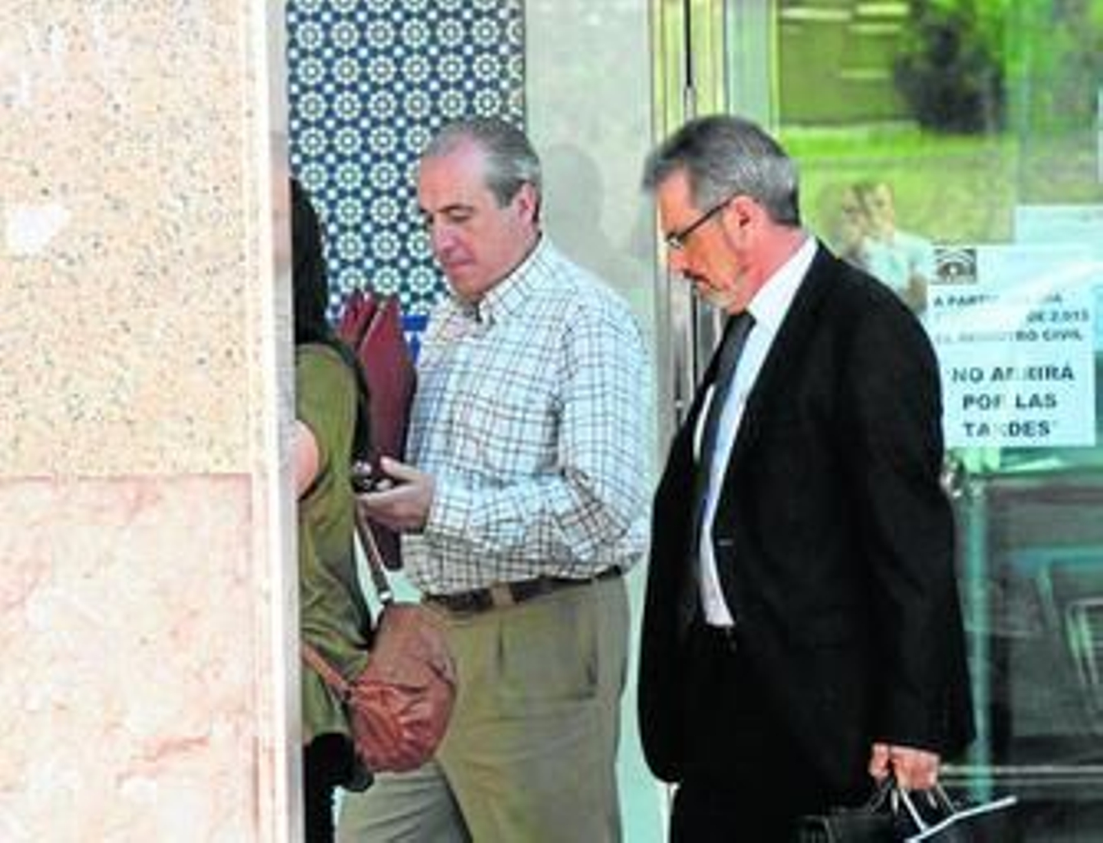 A la derecha, el graduado social Félix Vilches el pasado 10 de junio a la salida del juzgado en Algeciras.