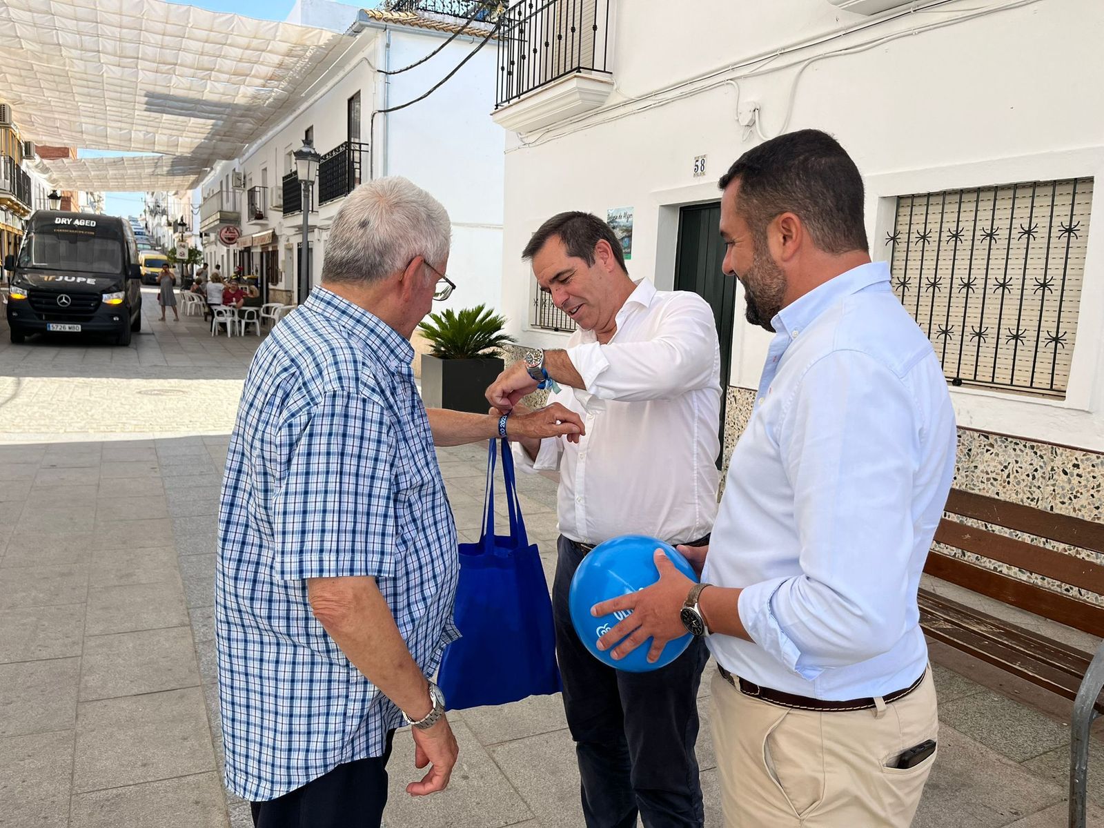Pedro Gallardo reparte publicidad electoral del PP.