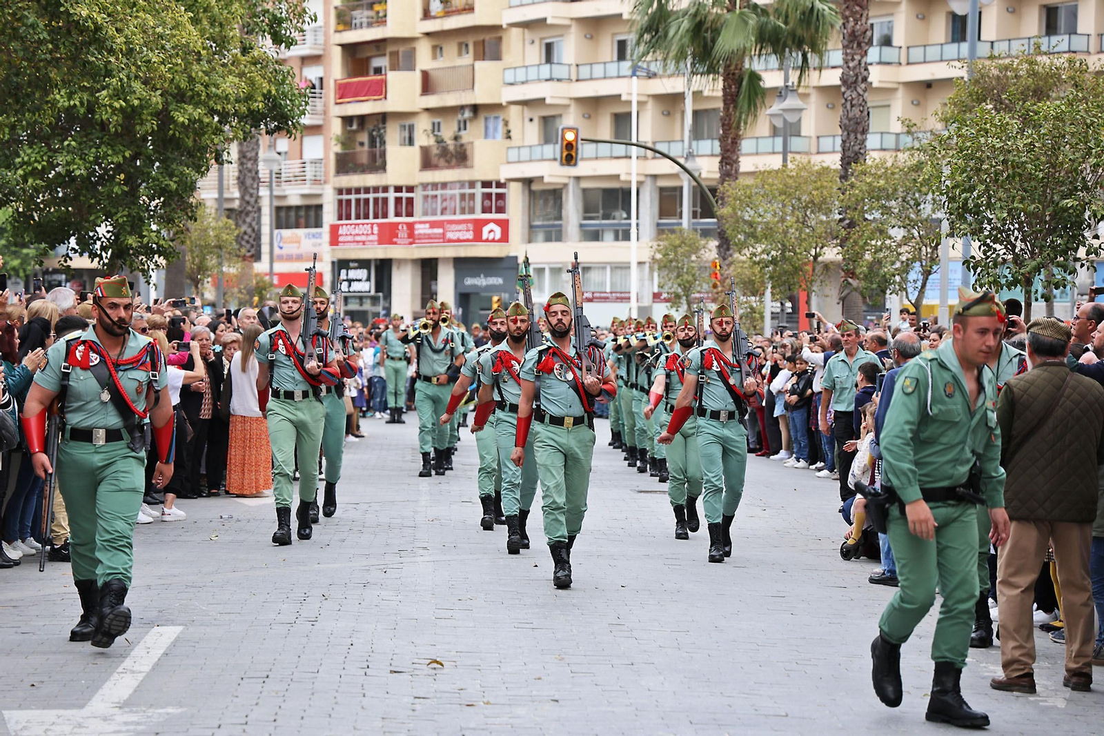 Las mejores imágenes del Sábado de Pasión en Huelva: La Legión con el Cristo de la Vera+Cruz