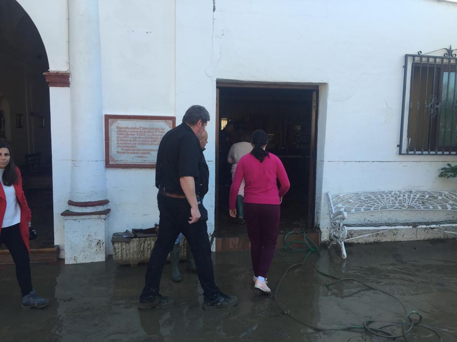 Imágenes de la inundación de El Trapiche, en Vélez-Málaga, por la rotura de una tubería del pantano de la Viñuela.
