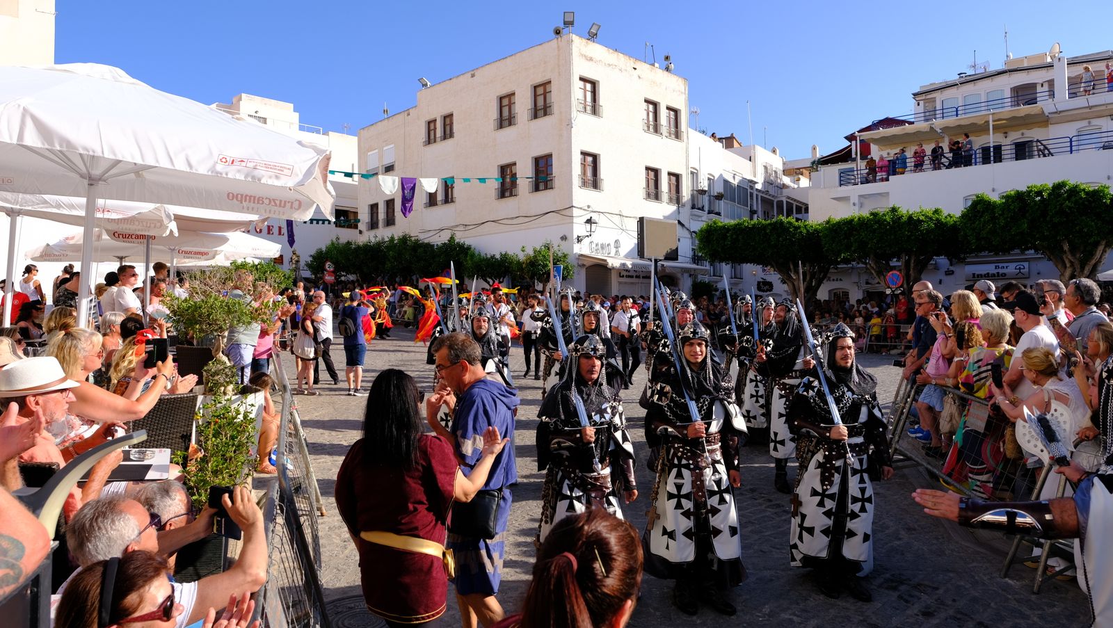El espectacular desfile de Moros y Cristianos de Mojácar, en imágenes