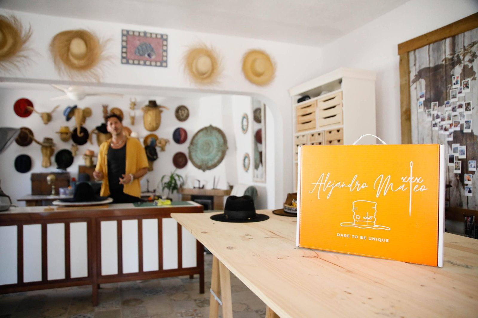 Imágenes del proceso creativo en sombreros de Alejandro Mateo