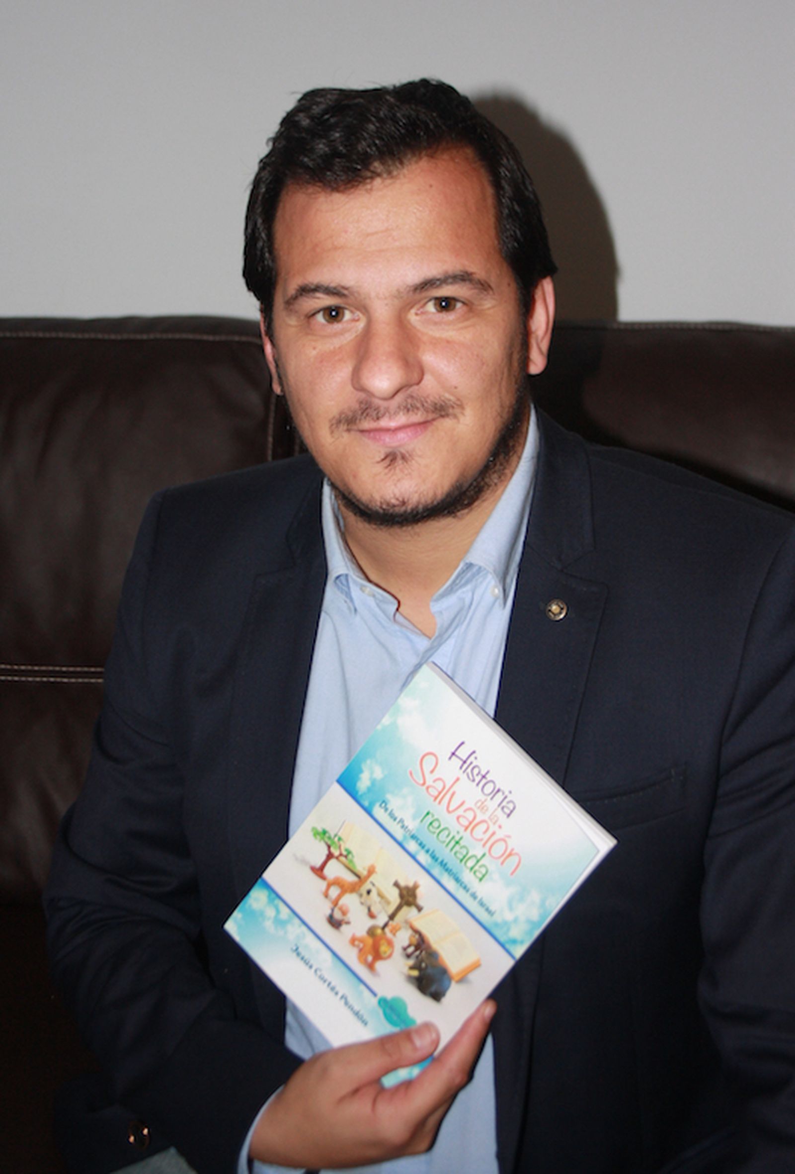 Jesús Cortés posa con su libro.
