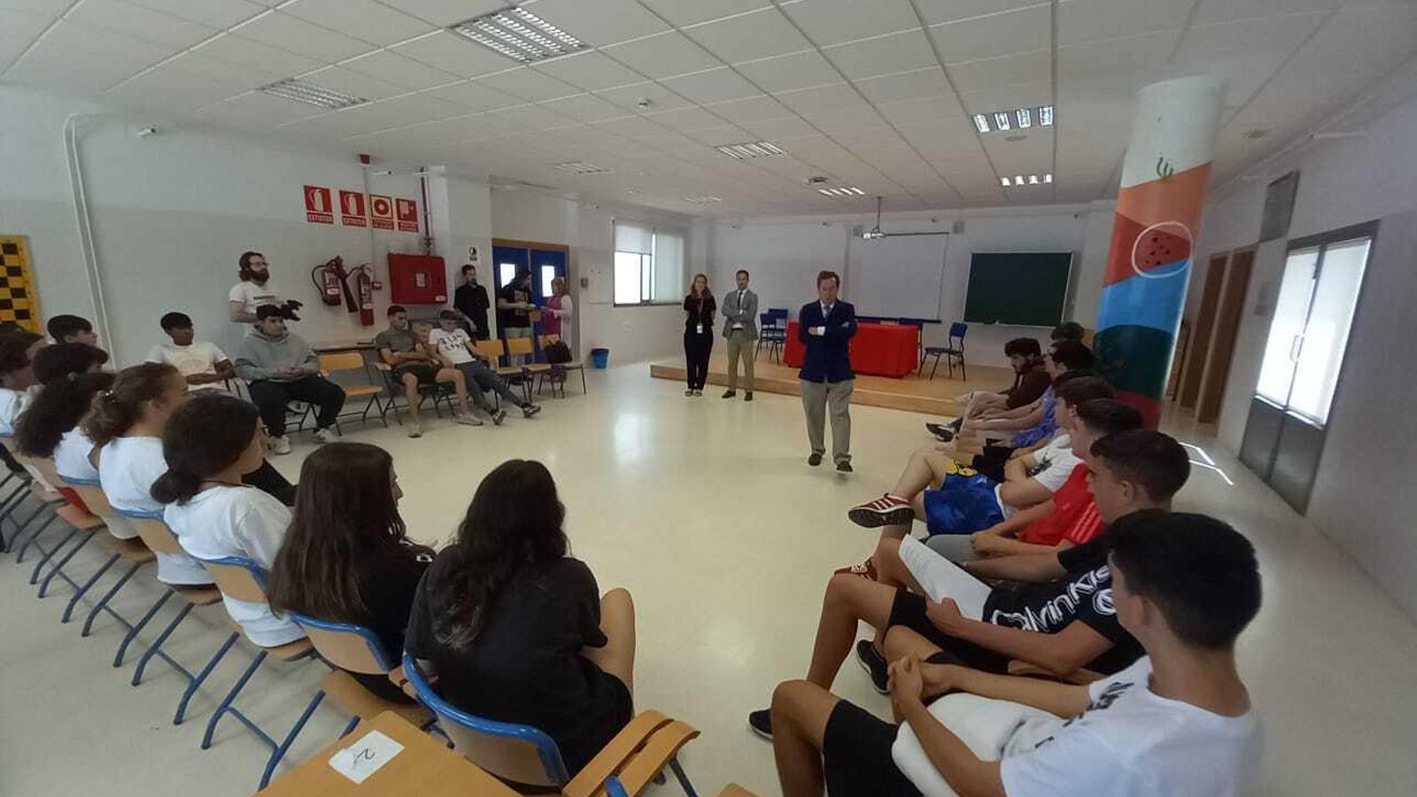 El presidente de la Audiencia Provincial junto a los estudiantes de Punta Umbría
