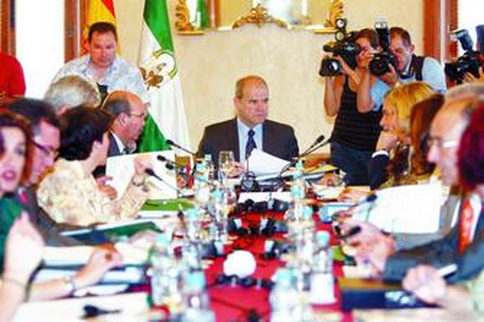 Manuel Chaves preside la reunión del Consejo de Gobierno, ayer en Almería.