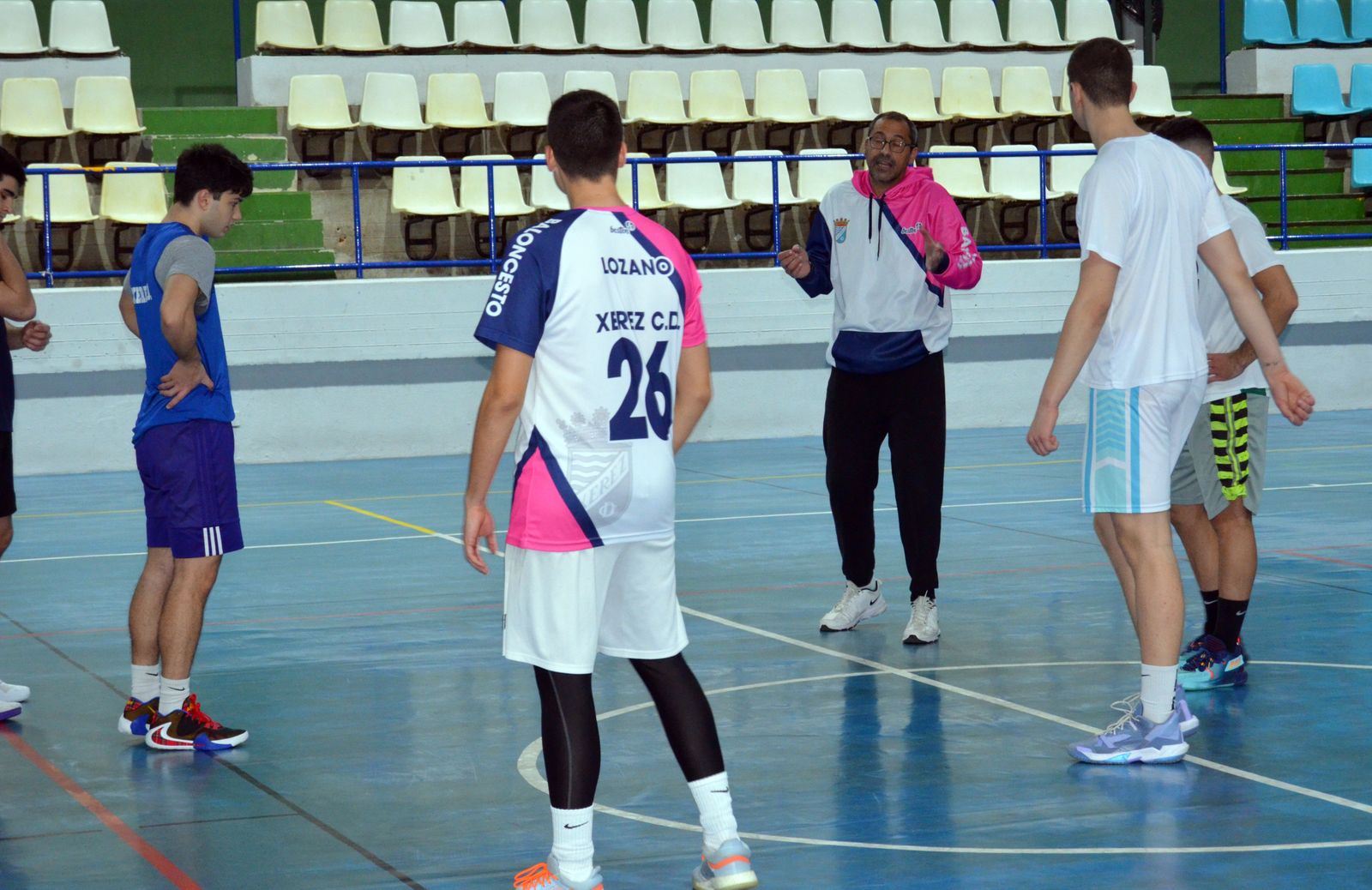 Francisco Gómez da instrucciones a sus jugadores en un entrenamiento.