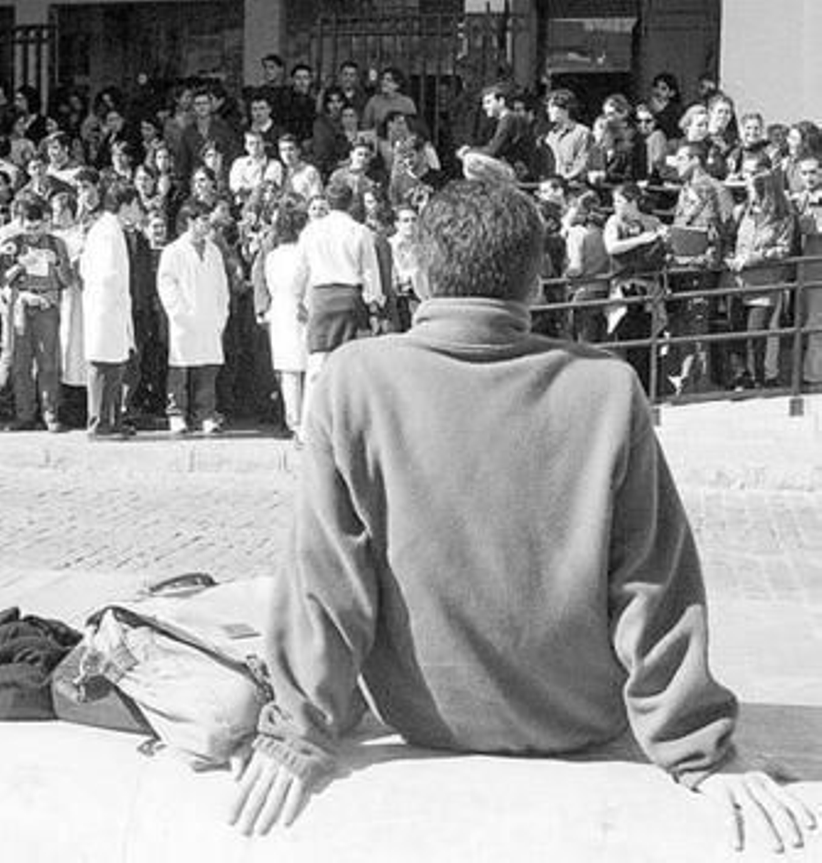 Protesta de alumnos de Medicina en la puerta de la Facultad hace años.