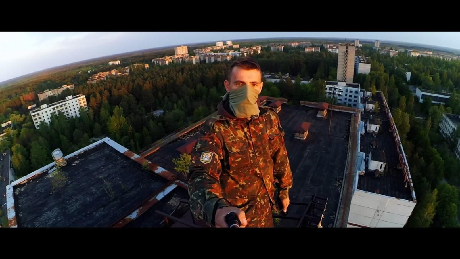 Un turista en los alrededores abandonados de Chernóbil, imagen del reportaje de esta noche