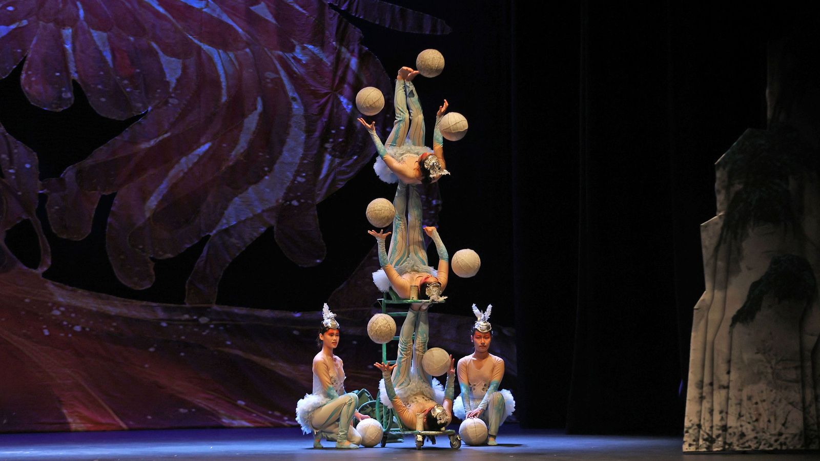 Imágenes del 'Gran Circo Acrobático de China' en el Teatro Villamarta