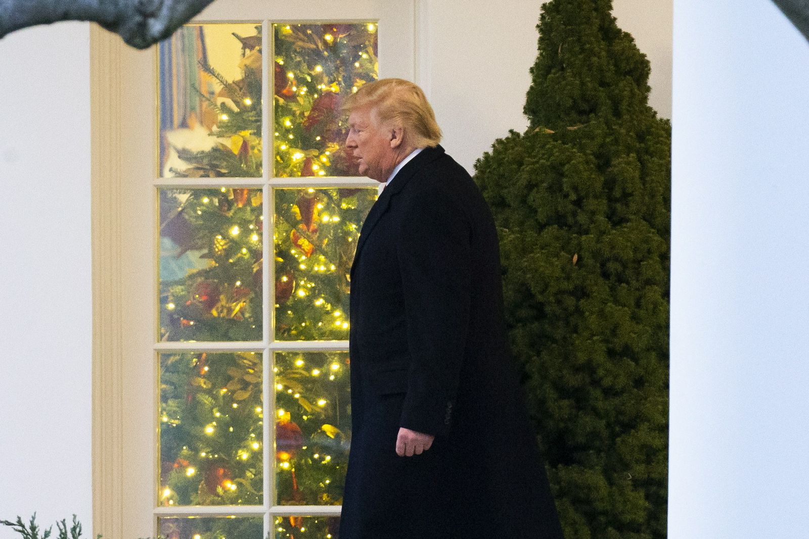 El presidente de EEUU, Donald Trump, camina por el interior de la Casa Blanca.