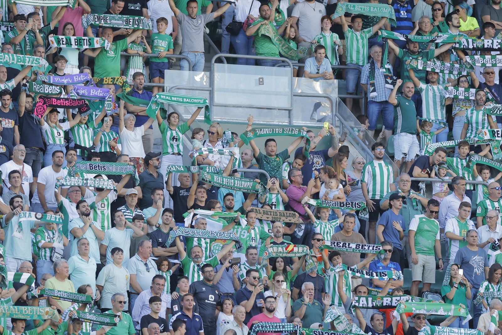Búscate en las fotos del Betis-Cádiz