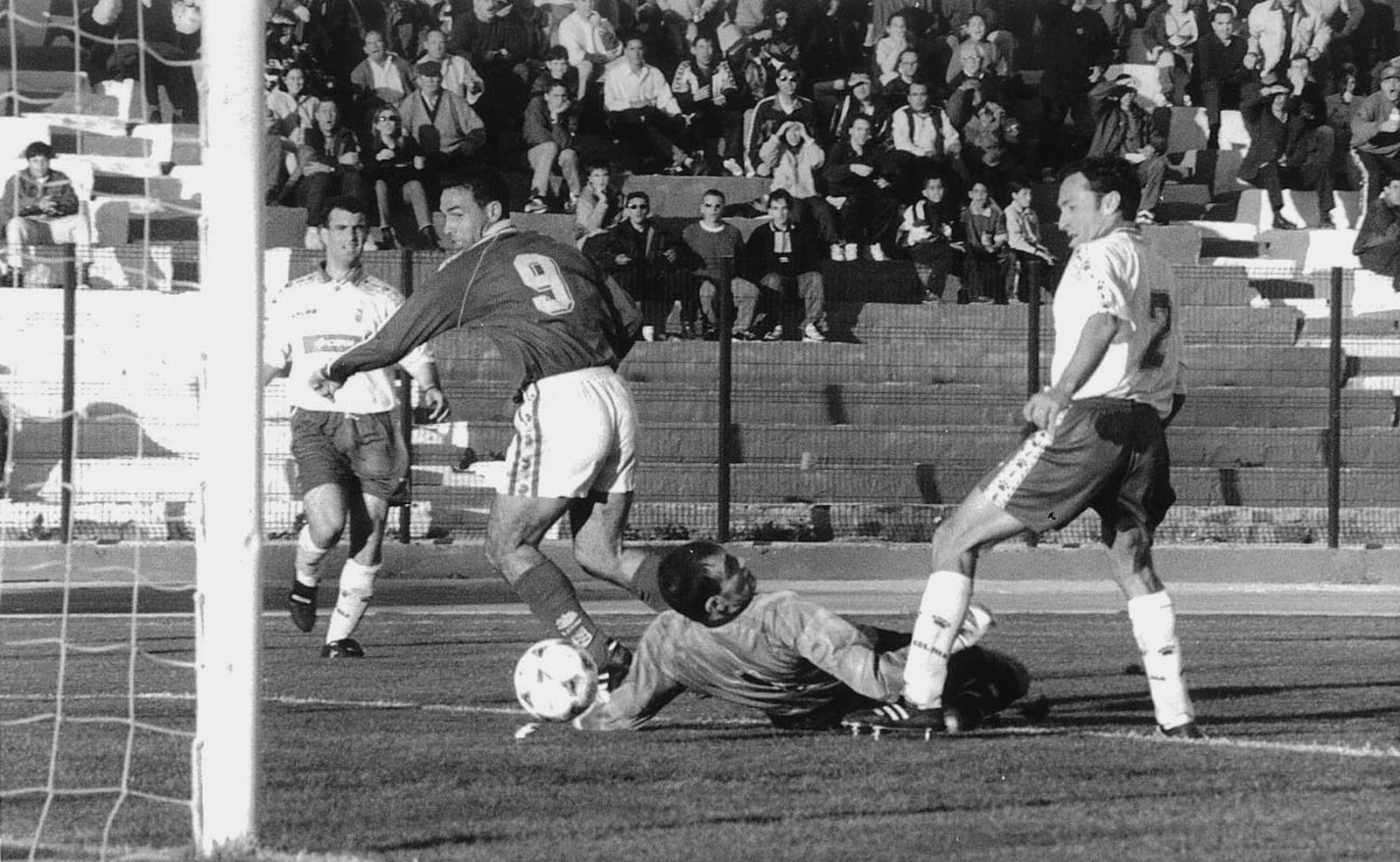 César Quesada y Dani Soria no pueden evitar el gol del Melilla.