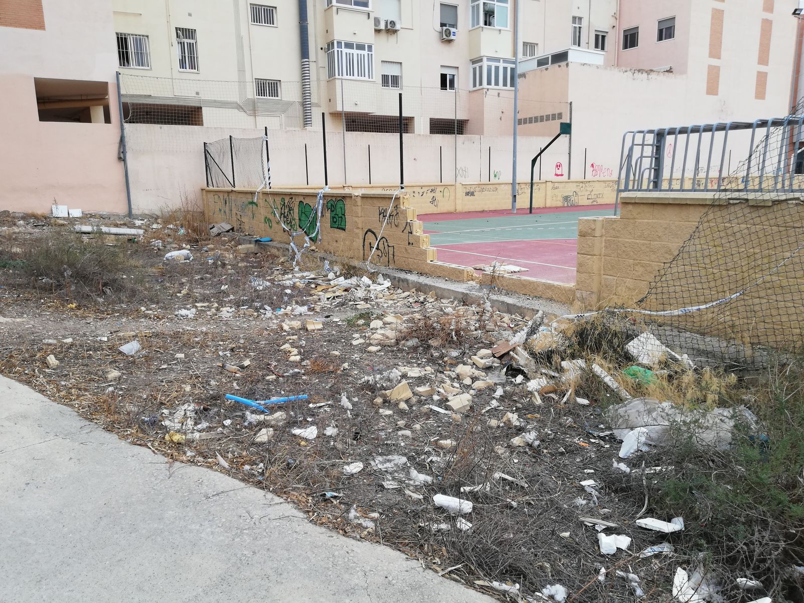 Basura acumulada alrededor del Hospital Torrecárdenas
