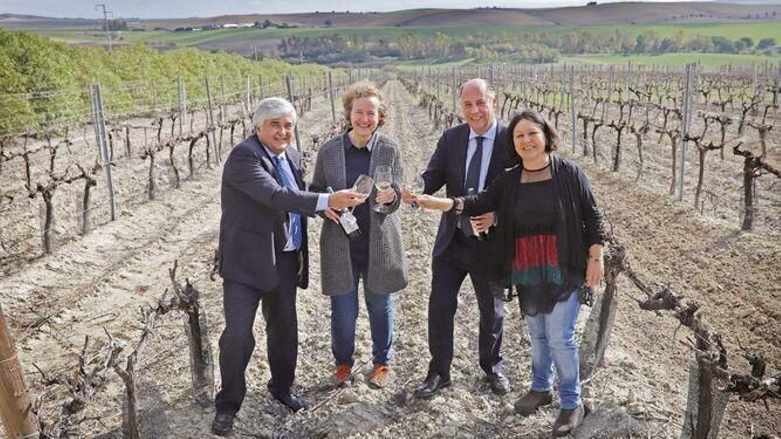 Responsables de Barbadillo en la presentación a principios de 2020 de su primer vino blanco ecológico.