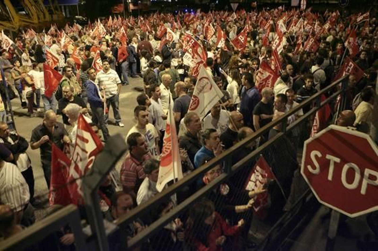Los piquetes de los sindicatos impiden la entrada de camiones a Mercasevilla.

Foto: Juan Carlos Muñoz