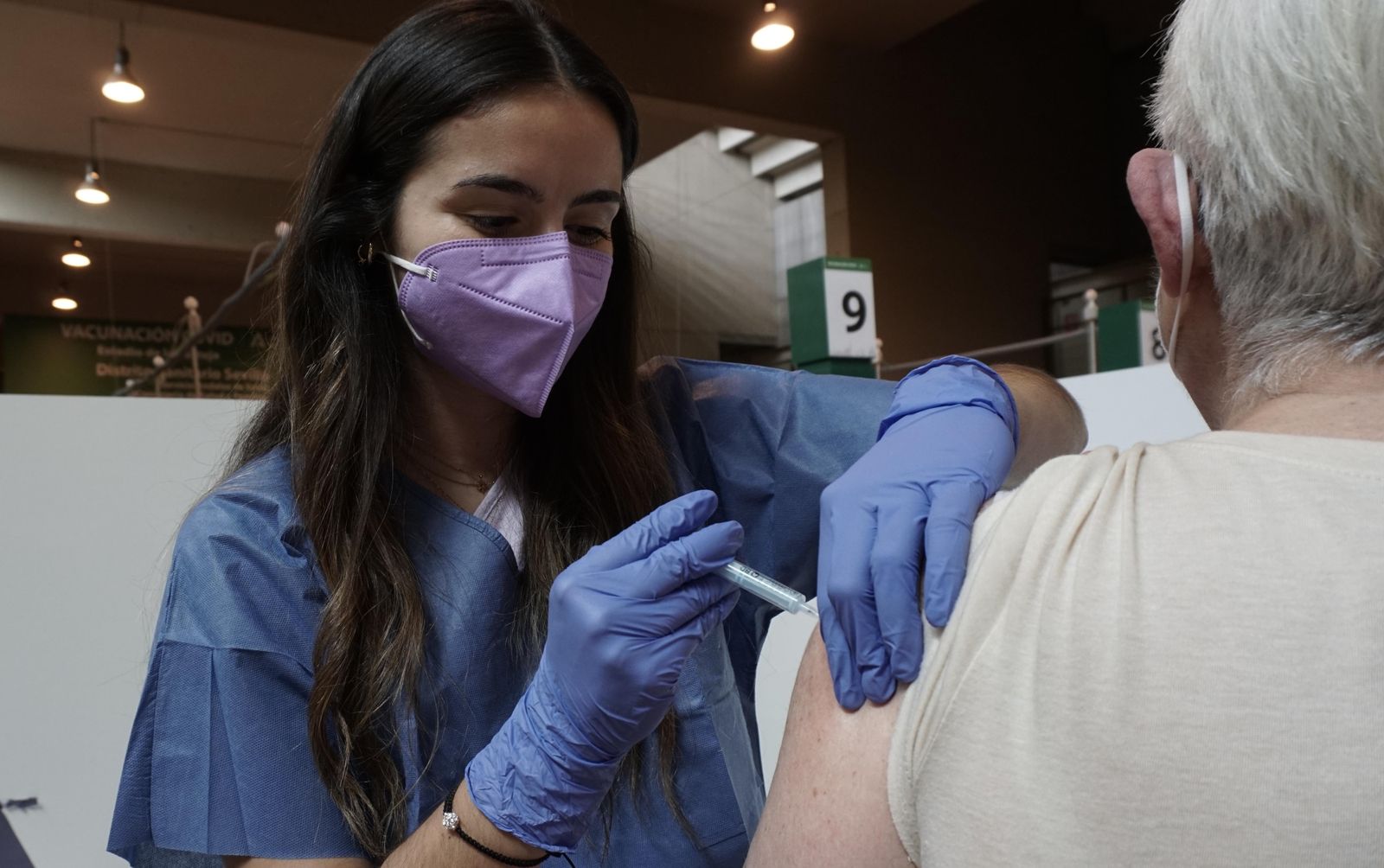 Imágenes de la vacunación de mayores en el Estadio de la Cartuja