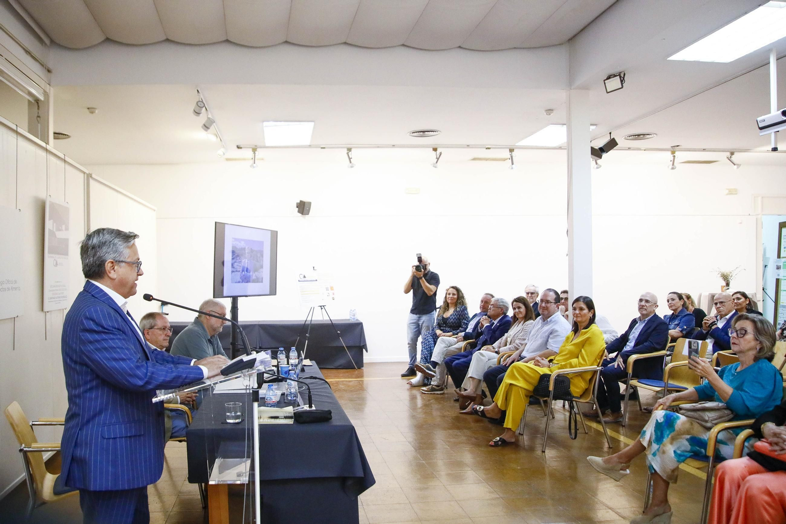 Imágenes del nombramiento como colegiado de honor a Santiago Alfonso en el colegio oficial de arquitectos de Almería