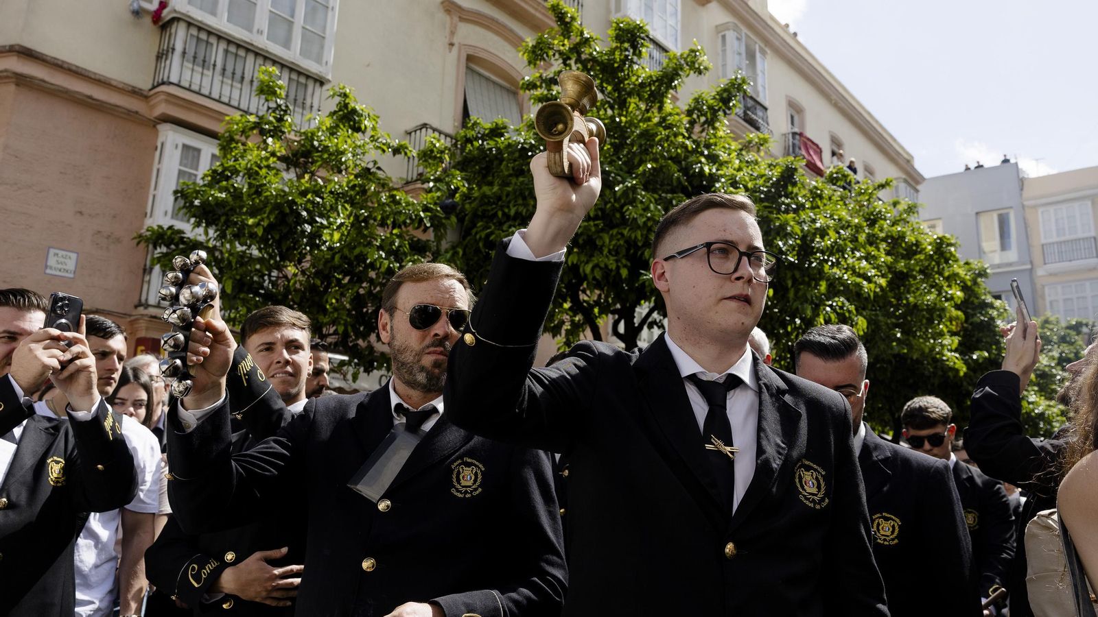 Imágenes de la salida del Nazareno del amor en la Semana Santa de Cádiz 2025