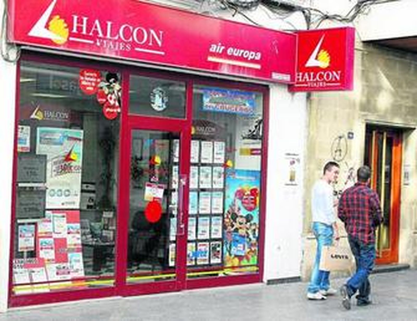Instalaciones de la agencia Halcón Viajes en el centro de la ciudad, en la calle Larga.