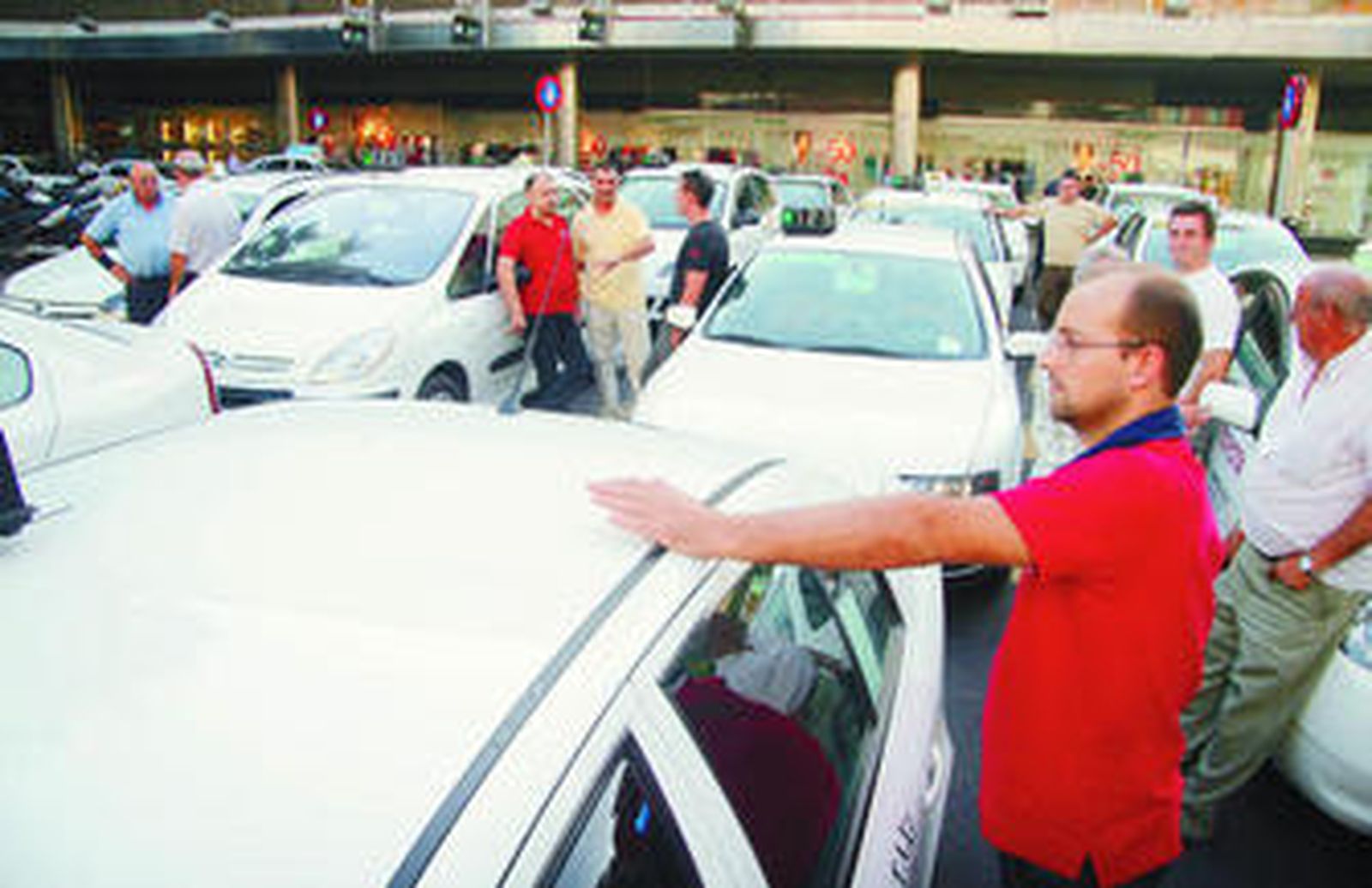 Los taxistas esperan la llegada del clientes en la parada de la plaza del Duque.