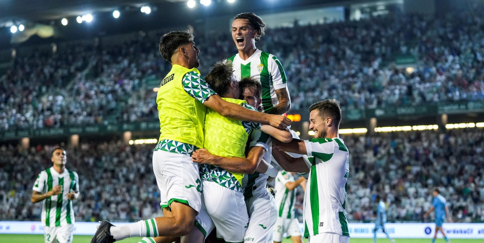 Los jugadores del Córdoba celebran el gol de Ander Yoldi ante el Burgos.