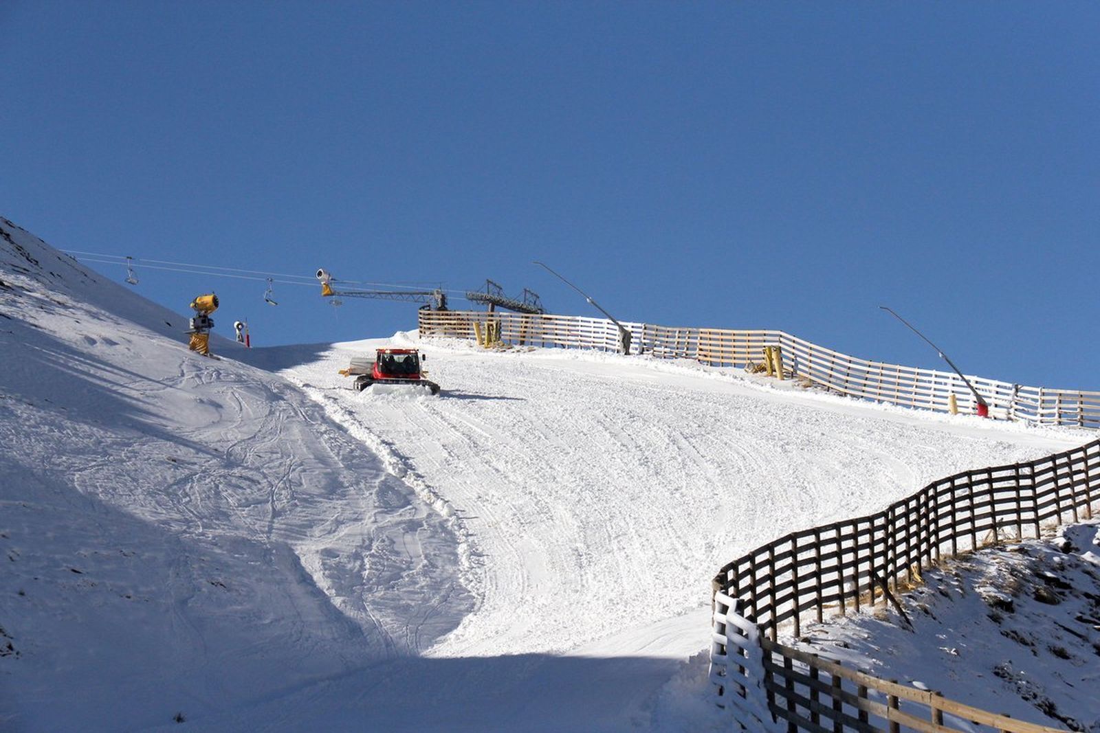 El frío ha permitido activar los cañones de nieve producida.