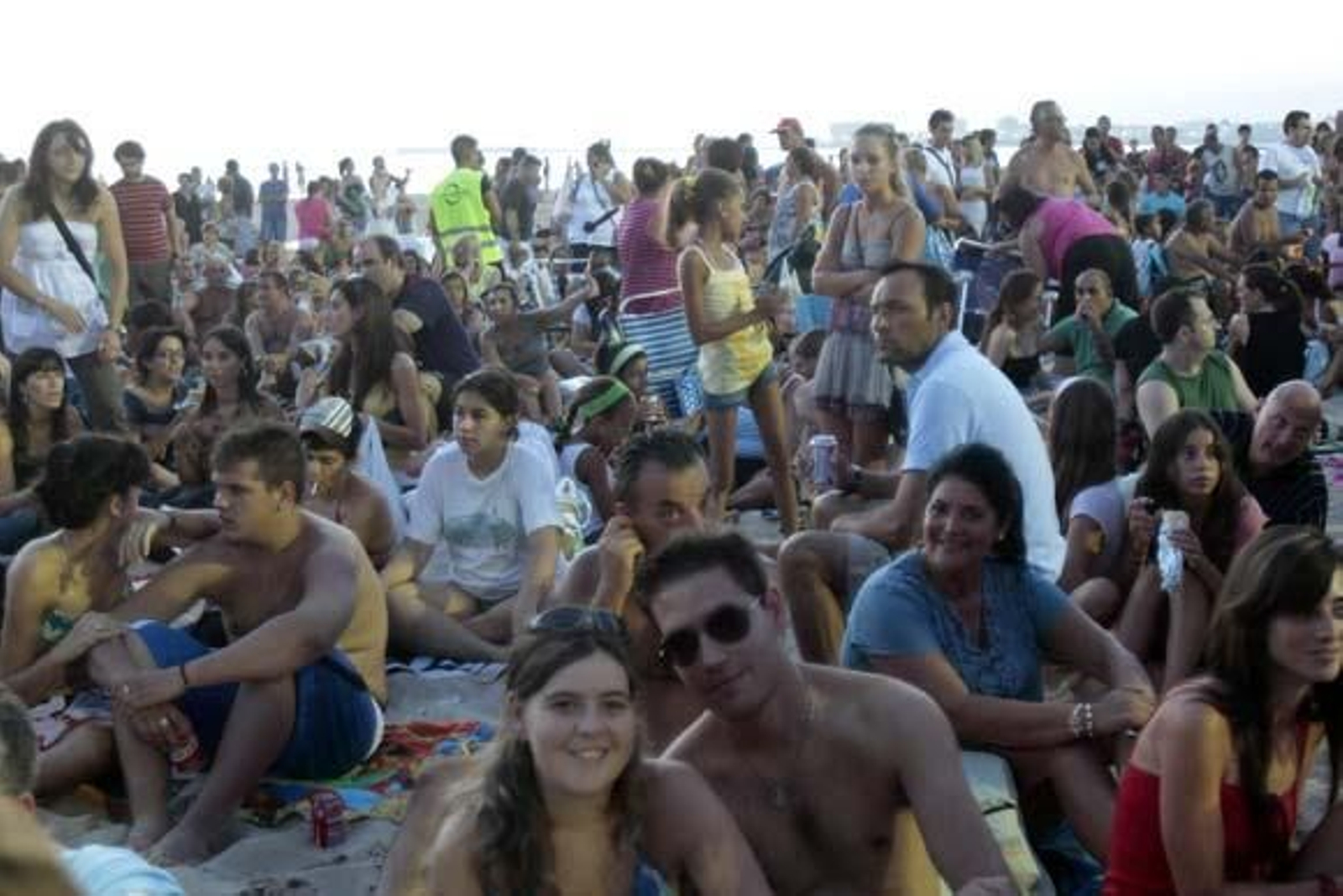 El cantante deleita a sus fans en la playa Victoria

Foto: Julio Gonzalez