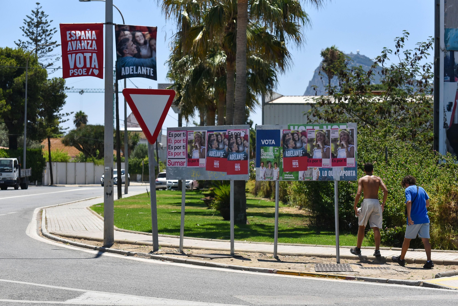 Carteles electorales en La Línea con el Peñón de fondo.