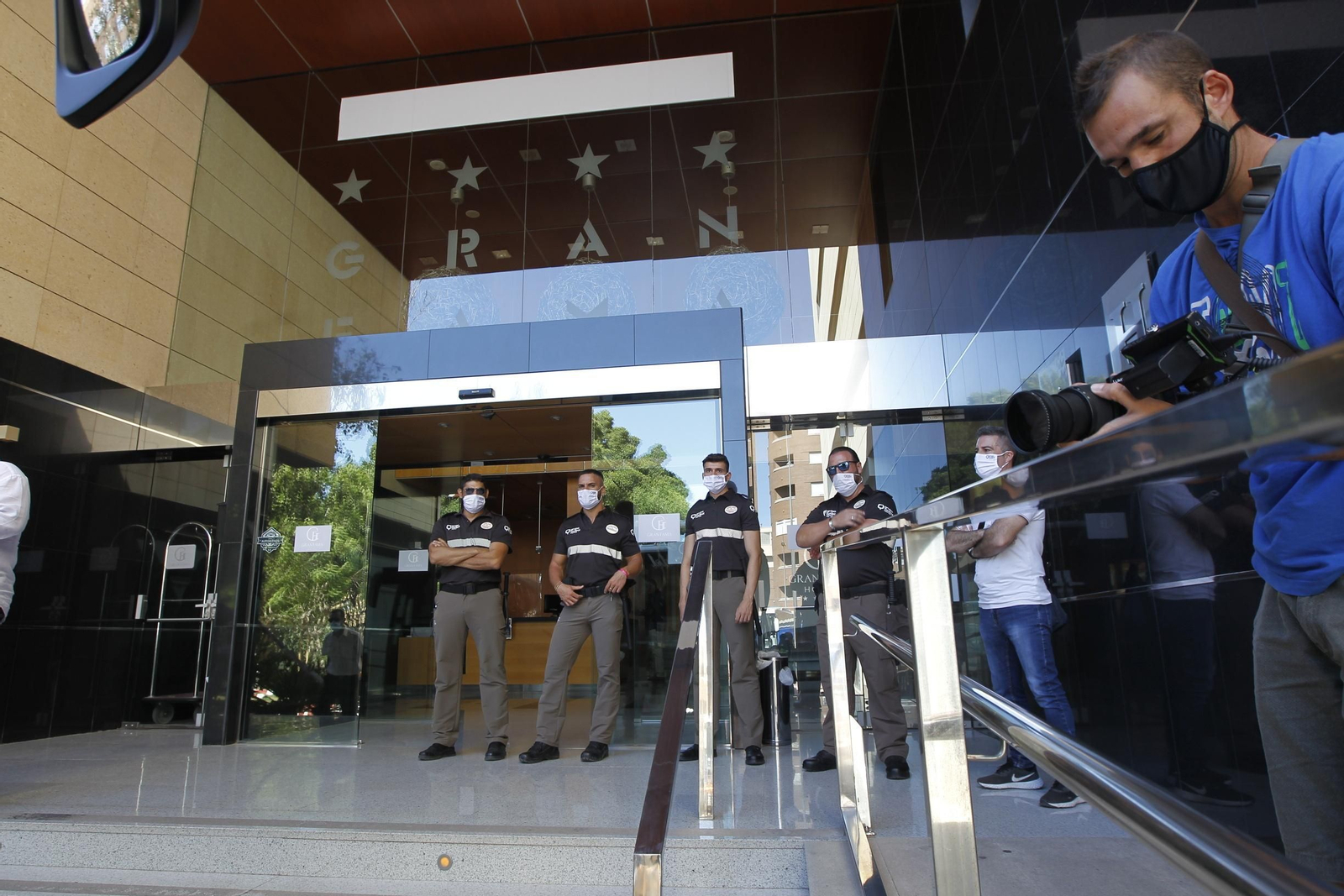 Fotogalería de la afición del Almería antes del partido ante el Girona