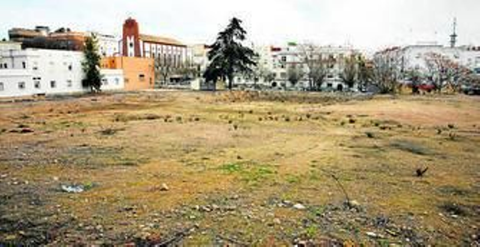 Solar del antiguo hospital, con la calle Federico Mayo al fondo, y la iglesia de San Sebastián.