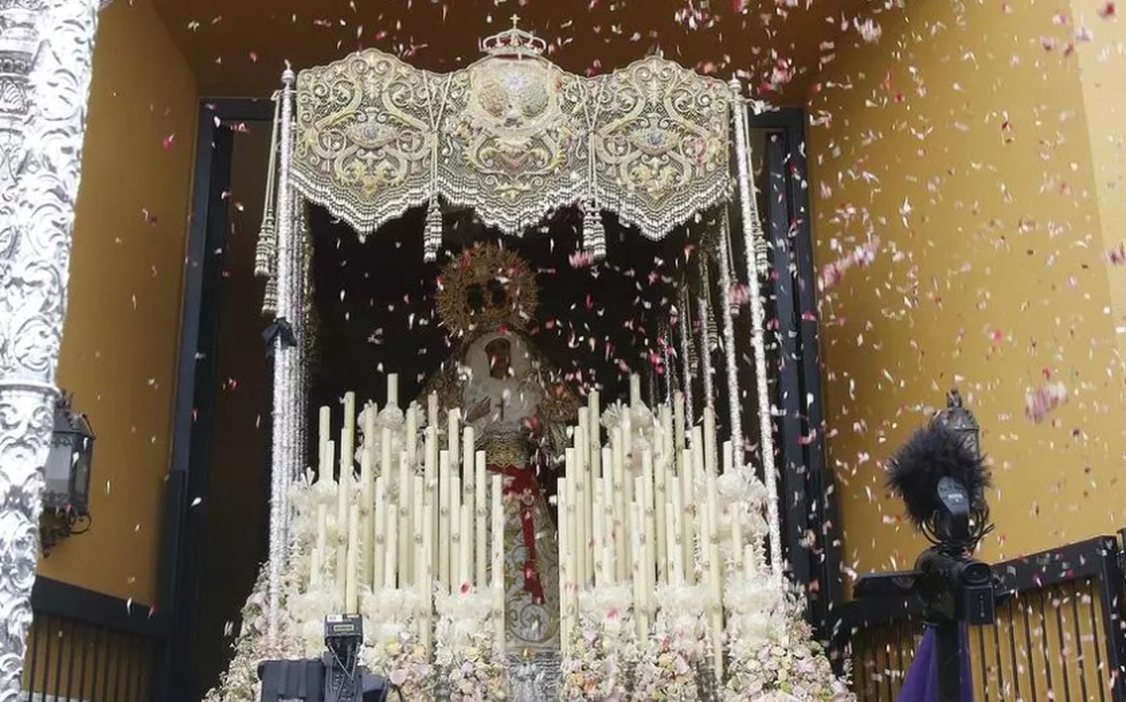 La Virgen del Amor sale de su templo una tarde de Viernes de Dolores