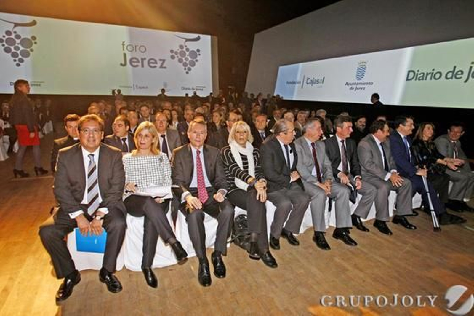 El presidente de la Fundación Cajasol, Antonio Pulido; la alcaldesa de Jerez, María José García-Pelayo; el presidente del Grupo Joly, José Joly; la alcaldesa de Cádiz, Teófila Martínez; el diputado nacional del PP, Aurelio Romero; y el subdelegado del Gobierno de España en la provincia, Javier de Torre.

Foto: Pascual · Vanesa Lobo