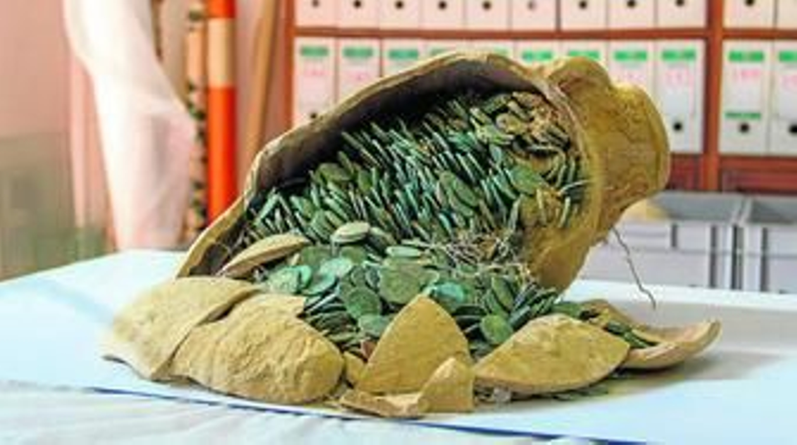 Las monedas estaban guardadas en 19 ánforas y presentan inscripciones referidas a los emperadores Constantino y Maximiano.