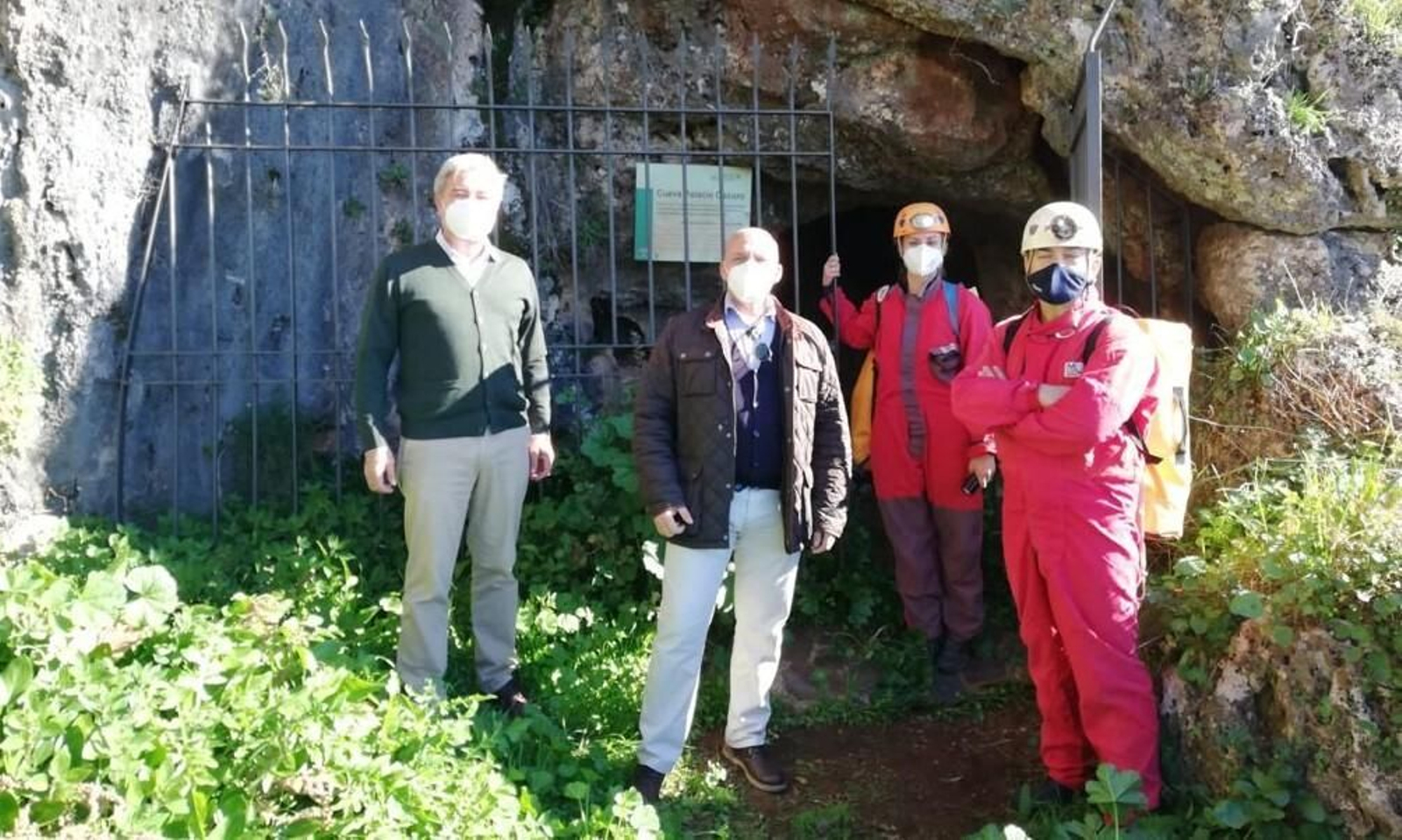 Inicio de los estudios en la cavidad del Palacio Oscuro con la Universidad de Sevilla. De izquierda a derecha: Rafael Campanario miembro del partido GIA, Rafael Martín Bohórquez alcalde de Alájar, Francisco José espeleólogo del equipo de trabajo y Virginia García del Equipo de Investigación de la US.