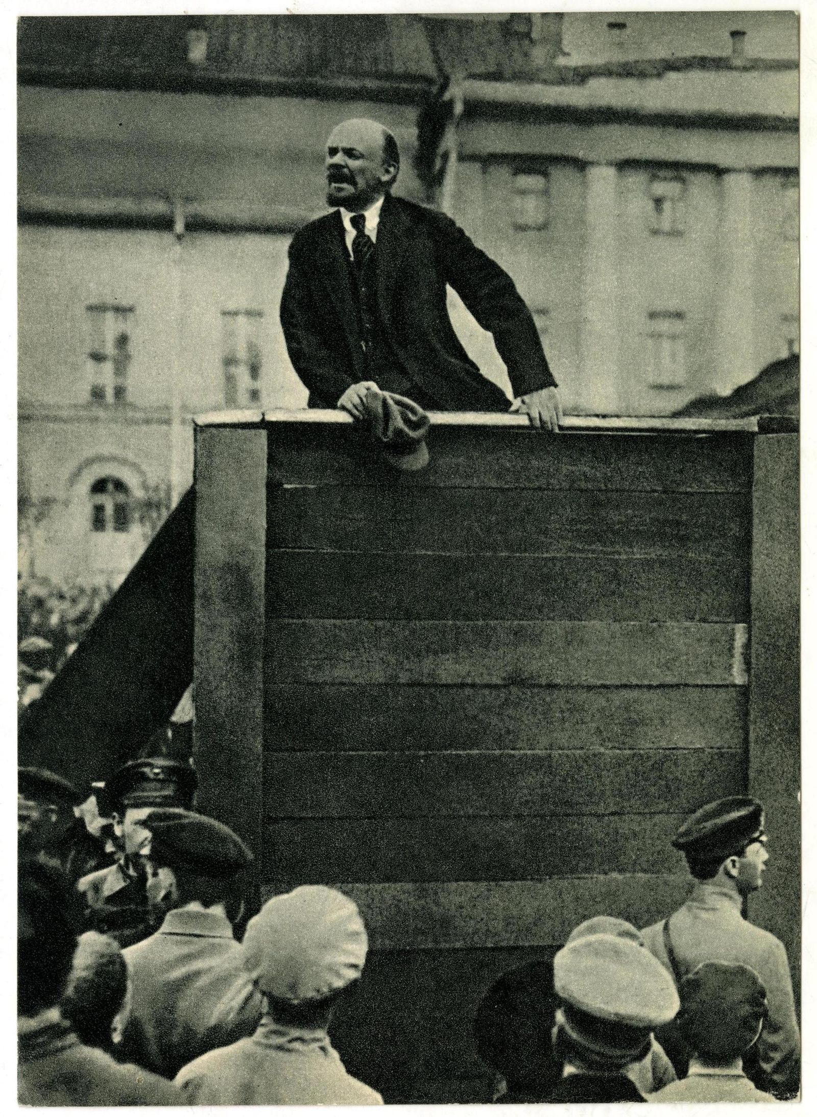 Lenin arenga en la plaza Sverdlov a los soldados que parten al frente polaco el 5 de mayo de 1920.