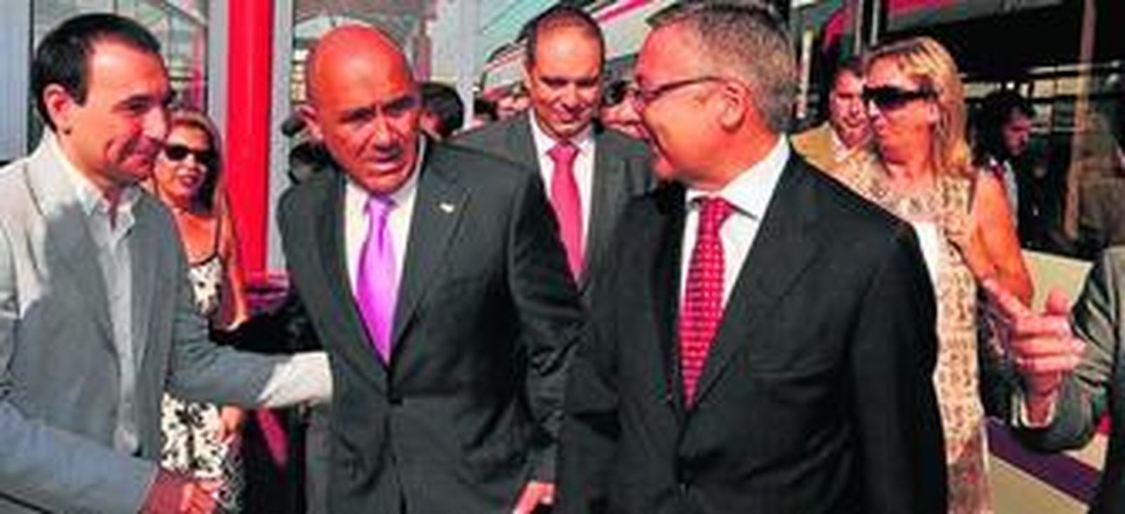 El portavoz del PSOE isleño, Fernando López, junto al alcalde y el ministro de Fomento, en el pasado verano.