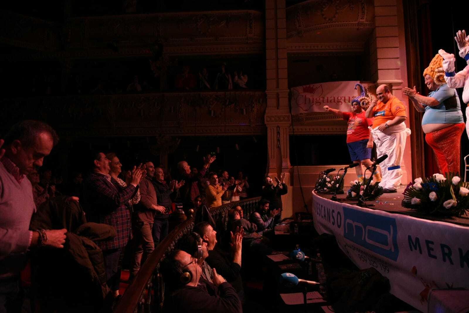 Actuación de Los Adaptados.