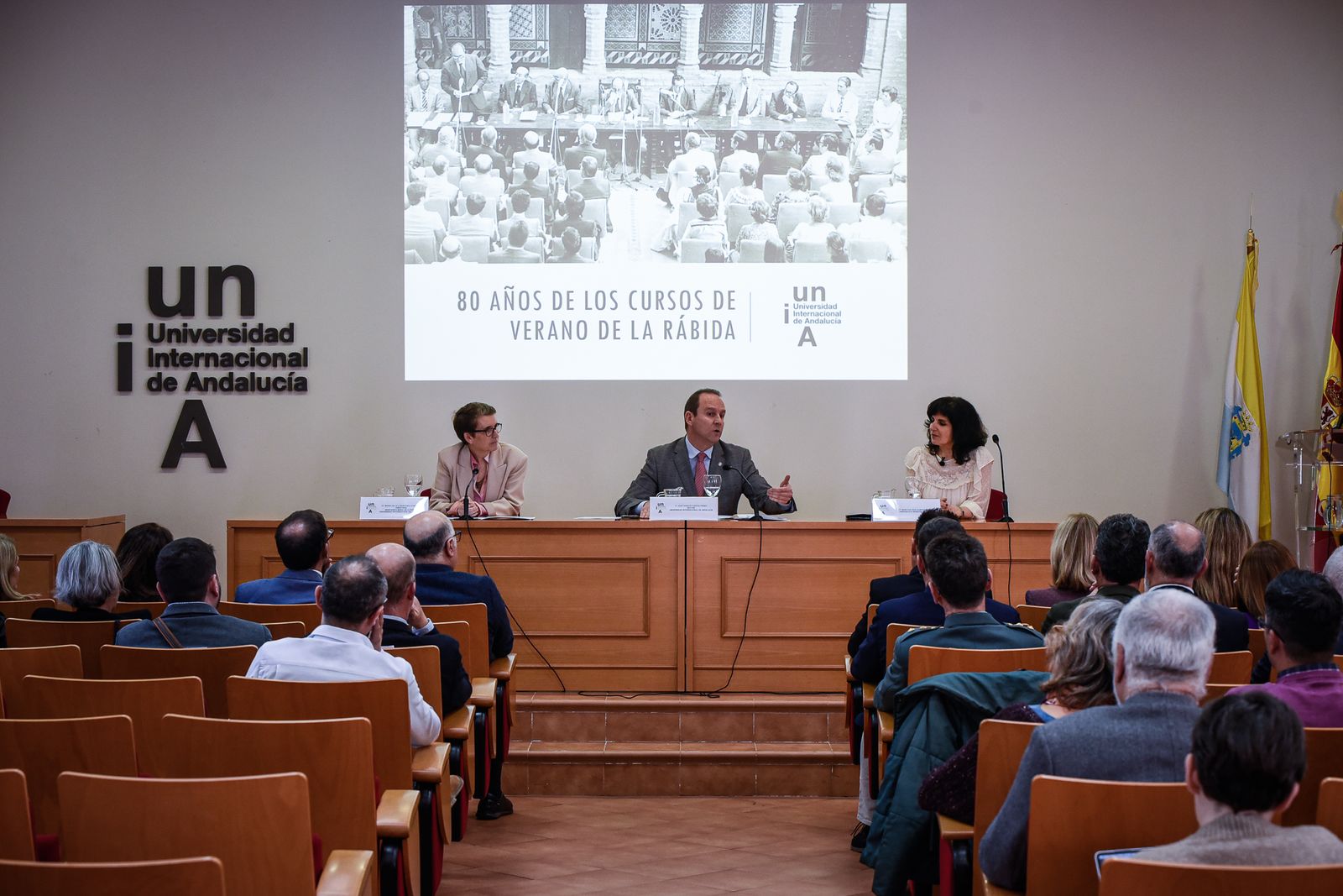 Imágenes de la conferencia  'La Rábida- ocho décadas de un sueño universitario'