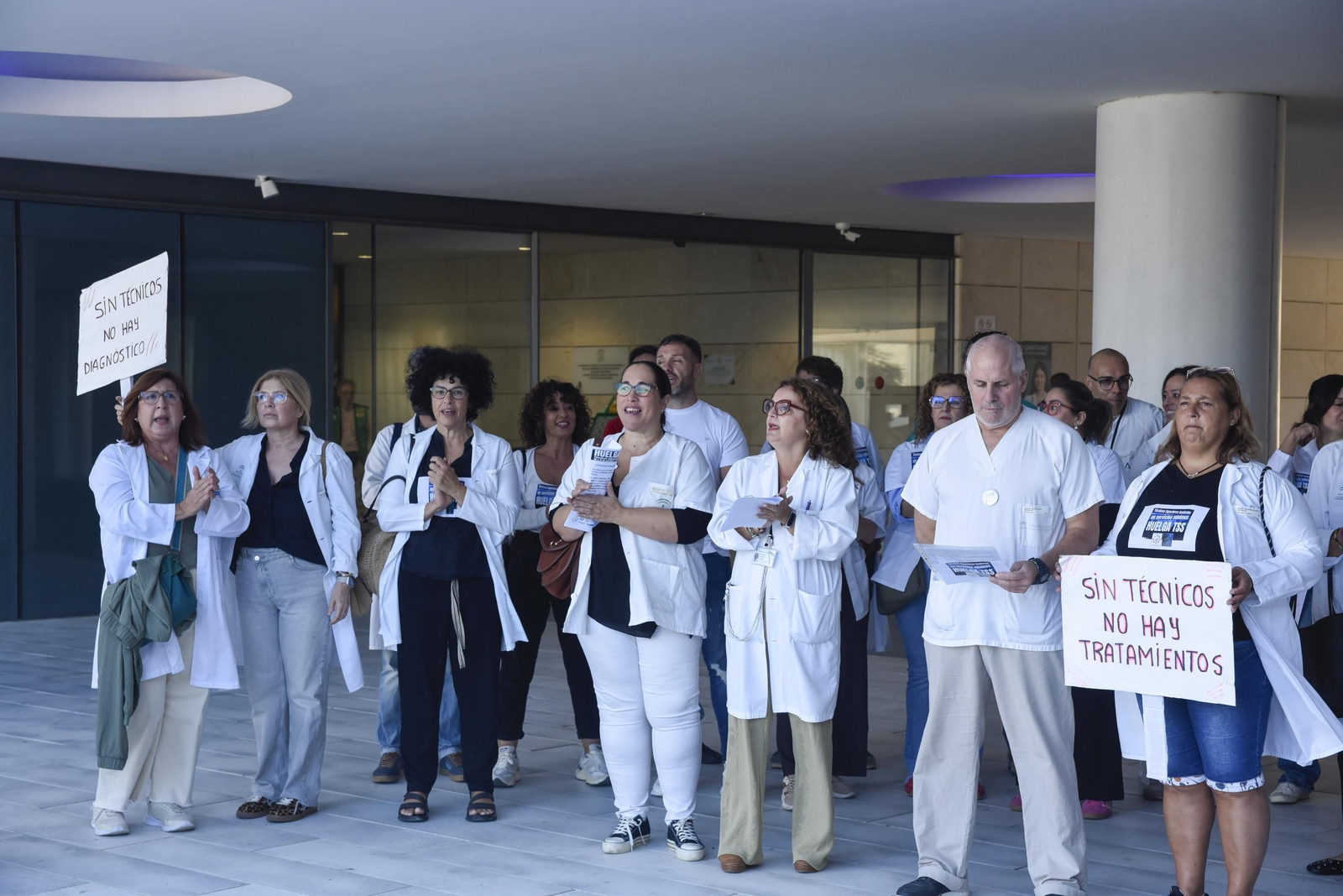 Las fotos de la concentración de los Técnicos Superiores Sanitarios en el Hospital de La Línea