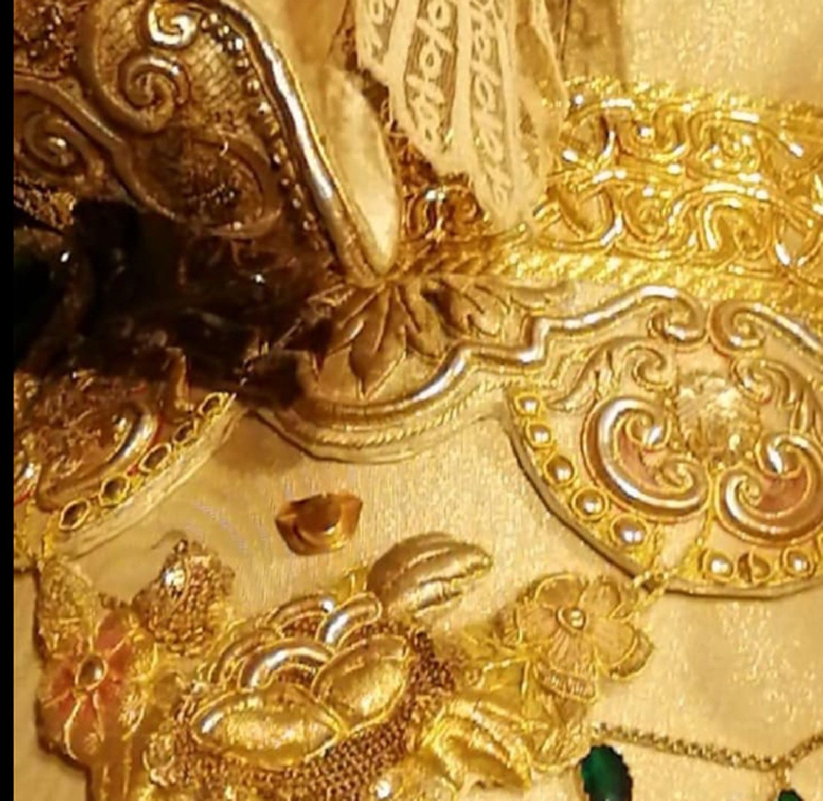 Un pequeño tricornio de oro prendido en la saya de la Macarena estos días