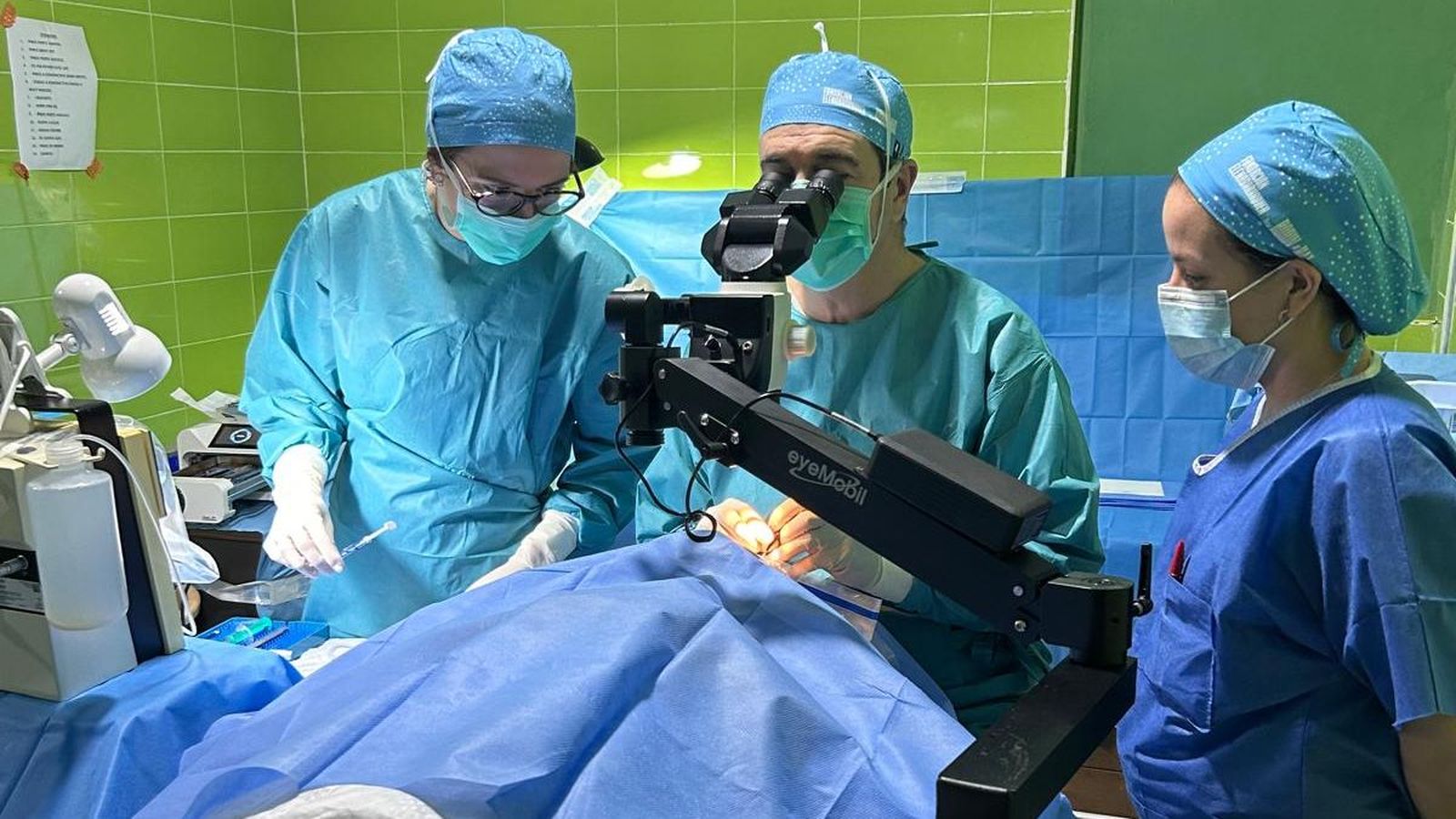 Dr. Joaquín Fernández realizando intervención de Cataratas en Senegal