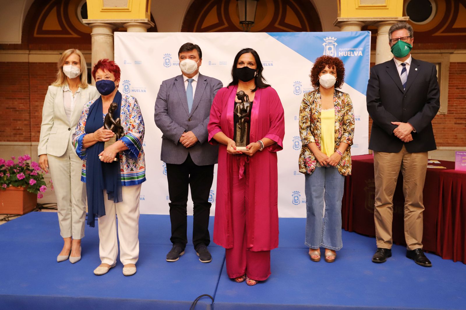 Imágenes de la entrega del Premio Marismas a Juana Carrillo y a Gabriela de la Fuente en su XIX edición